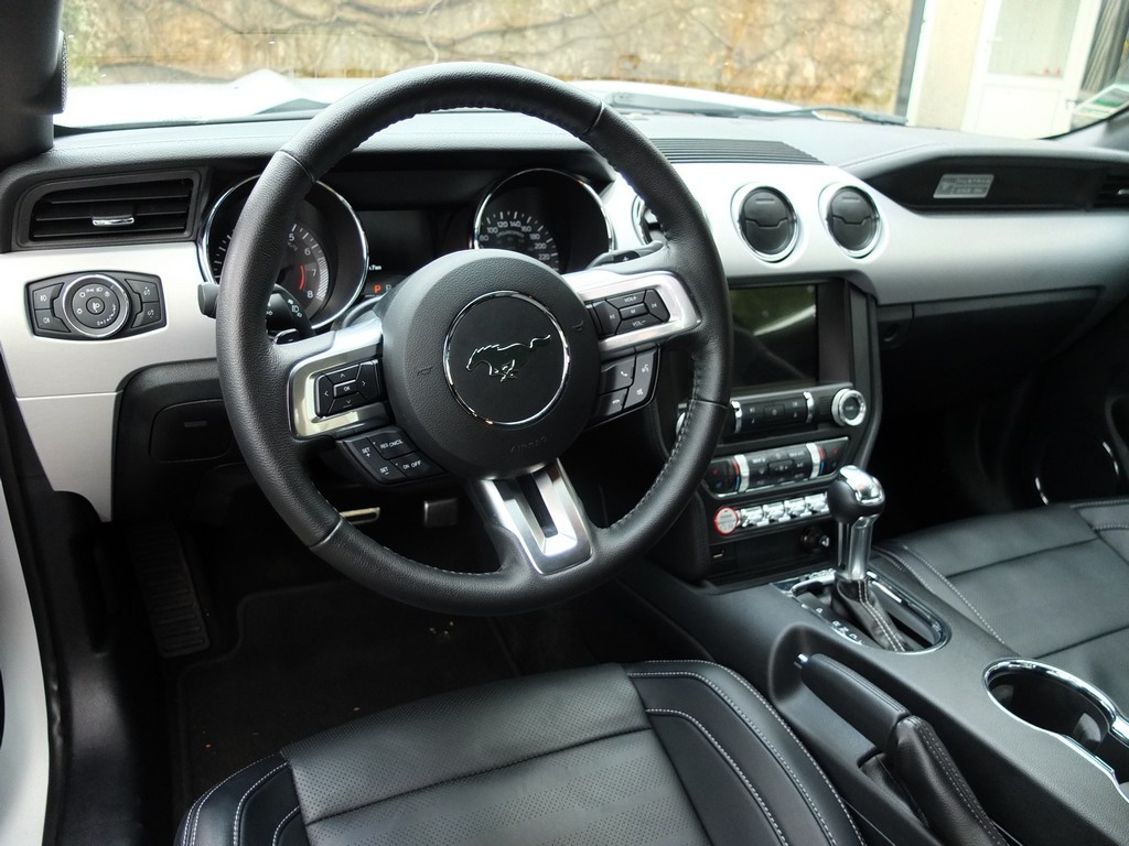 ford_mustang_interieur