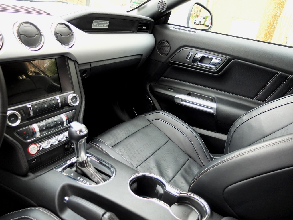 ford_mustang_interieur2