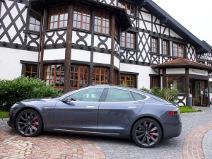 Tesla_model-s_schwarzwald