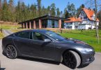 Tesla Model S devant le restaurant étoilé René Lalique