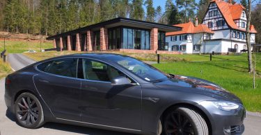 Tesla Model S devant le restaurant étoilé René Lalique