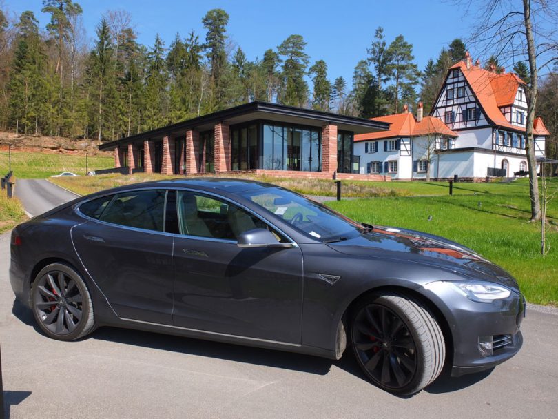 Tesla Model S devant le restaurant étoilé René Lalique