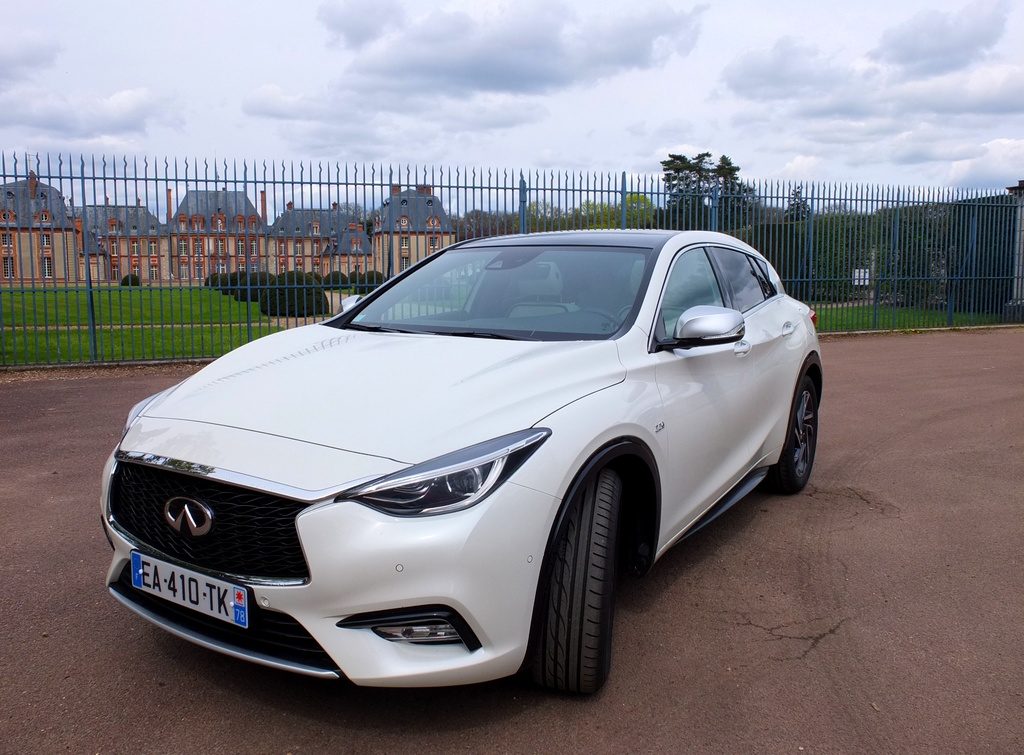 Infiniti Q30