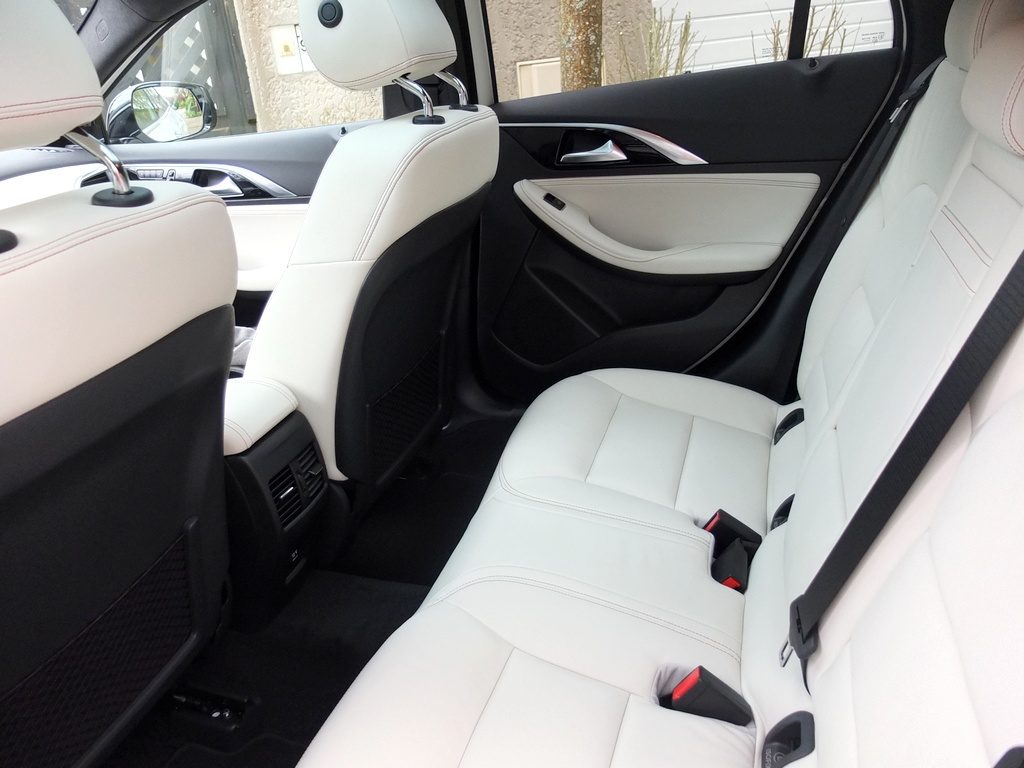 Infiniti Q30 intérieur tech gallery white