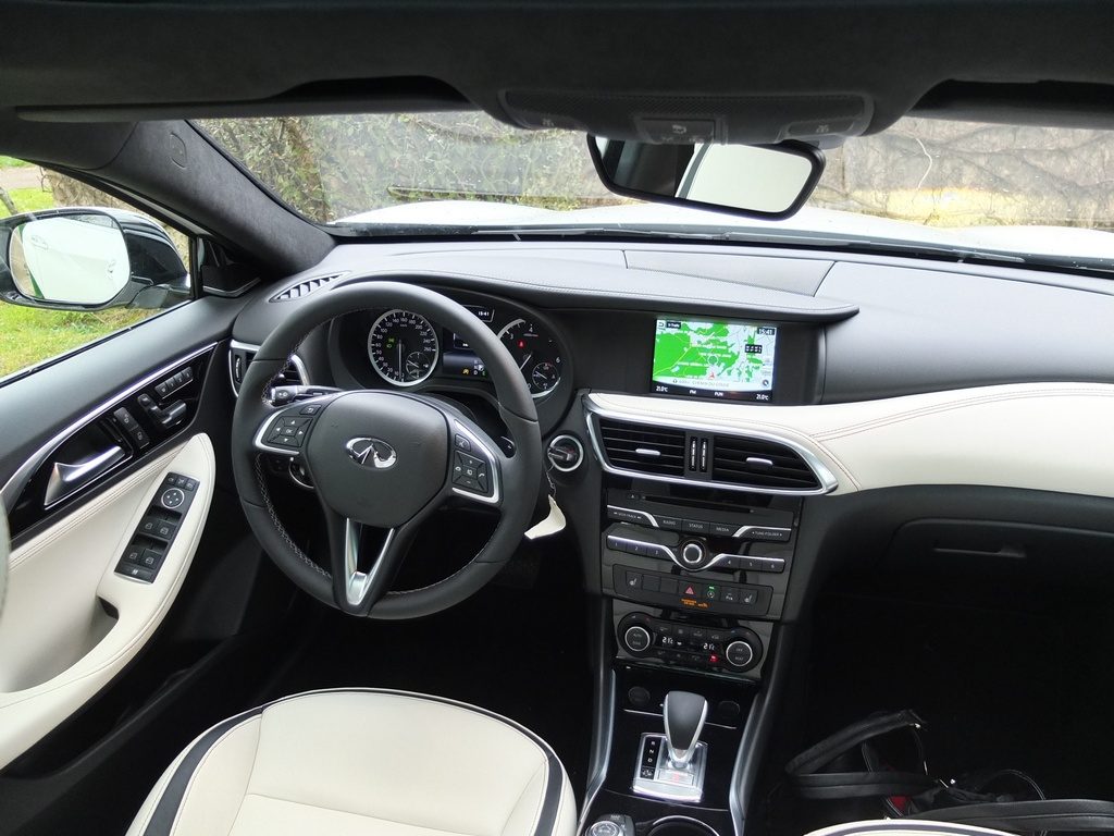 Infiniti Q30 intérieur tech gallery white