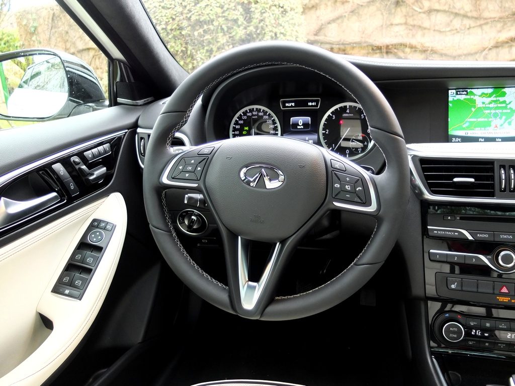 Infiniti Q30 intérieur tech gallery white