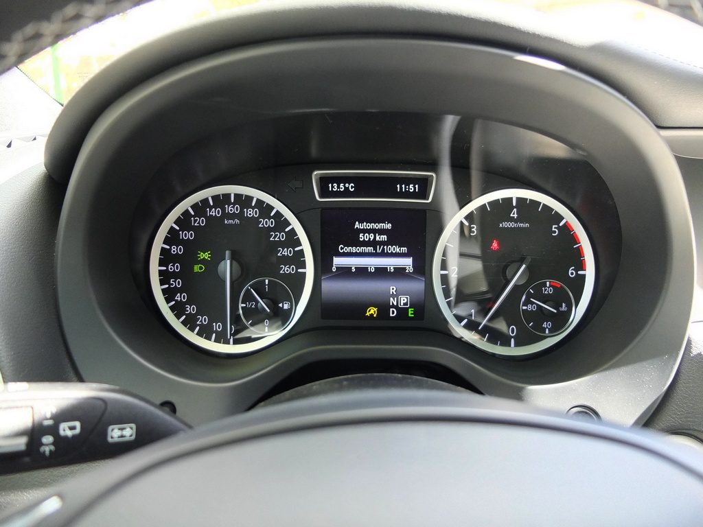 Infiniti Q30 intérieur / compteur