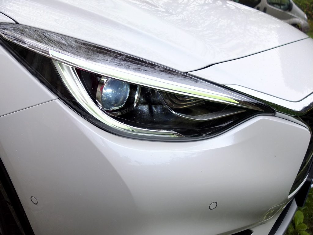 Infiniti Q30 phare avant