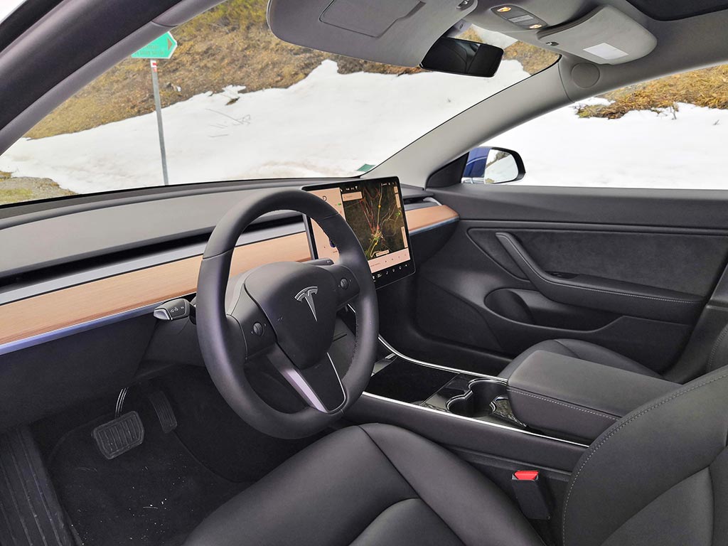 La Tesla Model 3, première voiture sans compteurs derrière le volant?