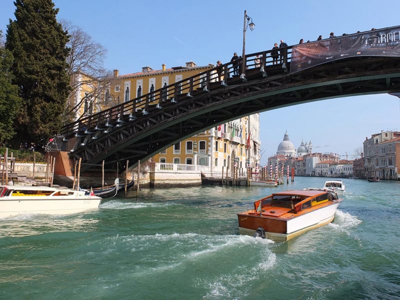 Venise et ses taxis sur le Grand Canal