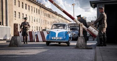 pub bmw isetta mur de berlin