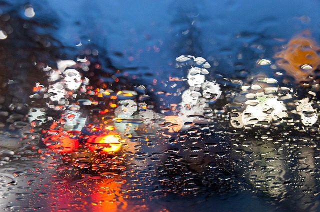 en voiture sous la pluie