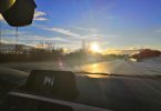 coucher de soleil à travers le pare-brise sur la route