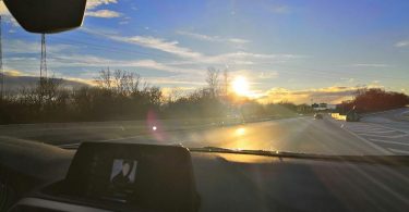 coucher de soleil à travers le pare-brise sur la route