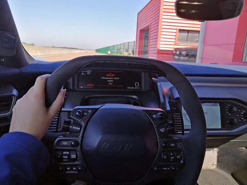 derrière le volant de la Ford GT