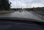 en voiture sur route innondée