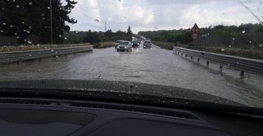 en voiture sur route innondée