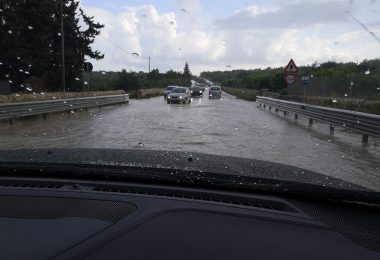 en voiture sur route innondée