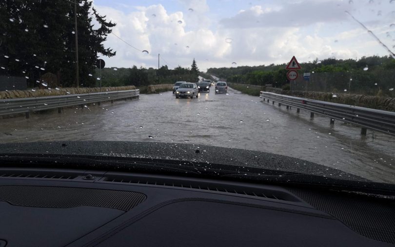 en voiture sur route innondée